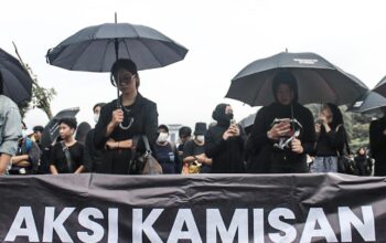 FOTO: Aksi Kamisan ke-807 Singgung Pemberian Pangkat Jenderal kepada Prabowo