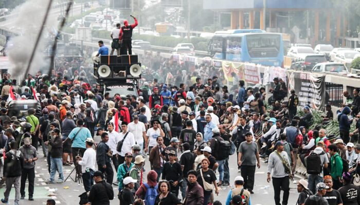 FOTO: Massa Gruduk DPR Minta Gulirkan Hak Angket Pemilu 2024