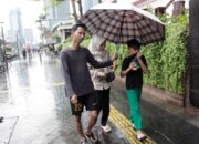 FOTO: Berkah ‘November Rain’ Bagi Para Pelaku Ojek Payung