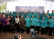 Pj Ketua TP PKK Banten Tine Al Muktabar Dampingi Tri Tito Karnavian Pada Bakti Sosial Kesehatan Pengobatan Gratis