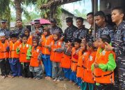 TNI AL TBA Berikan Life Jacket Kepada Pelajar yang Gunakan Sampan