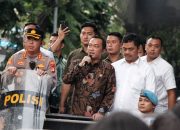 Mensesneg Prasetyo Hadi Temui Massa Aksi ‘Indonesia Gelap’ di Patung Kuda