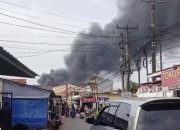 Gudang Ditengah Pemukiman di Cikupa Terbakar