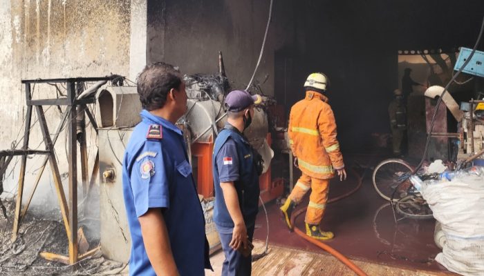 Dua Gudang Biji Plastik di Sepatan Ludes Terbakar