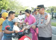 Kapolres Sergai Berbagi Takjil ke Pengendara dan Santuni Anak Yatim