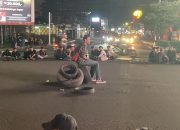 Mahasiswa Turun ke Jalan Demo Tolak RUU TNI, Tutup Simpang Ciceri