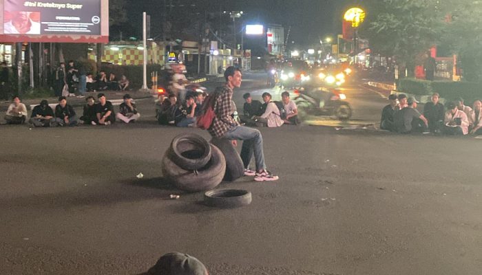 Mahasiswa Turun ke Jalan Demo Tolak RUU TNI, Tutup Simpang Ciceri