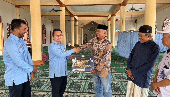 PERUMDAM TKR Serahkan Wakaf Al-Qur’an di Berbagai Wilayah