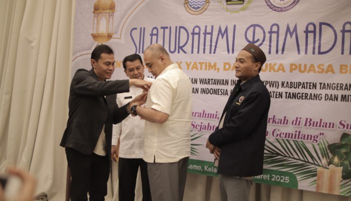 PWI Berikan Pin Emas untuk Zaki, Bukti Nyata Sinergi Pemkab Tangerang dengan Pers