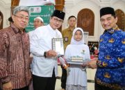 Peringati Nuzulul Quran 1446 Hijriah, Dua Unit Usaha APP Group Wakafkan 3.000 Mushaf Alquran untuk Pemprov Banten