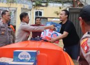 Polri-TNI Bagikan Makanan ke Warga Terdampak Banjir di Sawangan, Depok