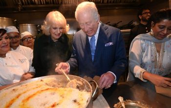 Raja Charles III dan Ratu Camilla Ikut Siapkan Makanan Berbuka Puasa di London
