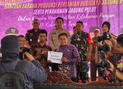 Bupati Maesyal Serahkan Bantuan Pertanian ke Petani