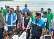 Gubernur Banten Andra Soni Bersama Masyarakat Bersihkan Tumpukan Sampah Pantai Teluk Labuan