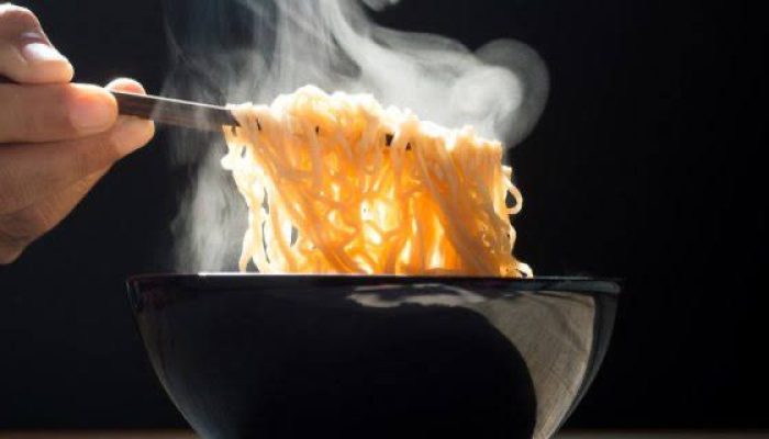Hati-Hati! Ini 7 Makanan dan Minuman yang Sebaiknya Tak Dikonsumsi Bersamaan dengan Mie Instan