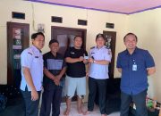 Kades Kadu Bersama Sekcam Curug Antarkan KTP Door to Door ke Warga