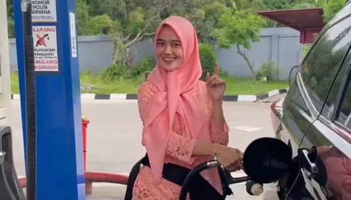 Terlihat Anggun, Operator SPBU 34 42116 Kecamatan Baros Pakai Kebaya Peringati Hari Kartini