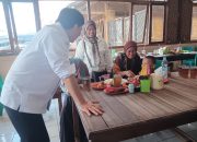 Usai Monitoring PSU Pilkada Tahun 2024 Kabupaten Serang, Wagub Banten A Dimyati Natakusumah Ajak Makan Buruh Cuci Pakaian