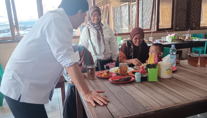 Usai Monitoring PSU Pilkada Tahun 2024 Kabupaten Serang, Wagub Banten A Dimyati Natakusumah Ajak Makan Buruh Cuci Pakaian