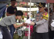 Momen Lebaran Kapolres Banjar Sapa Pemudik dan Bagikan Makan Siang