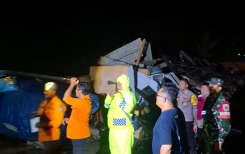 Polsek Cijeungjing Polres Ciamis Bergerak Datangi Lokasi Bencana Longsor di Karangkamulyan