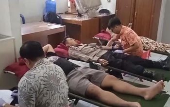 Polsek Cikoneng Dukung Kegiatan Sosial Dalam Aksi Donor Darah di Desa Gegempalan