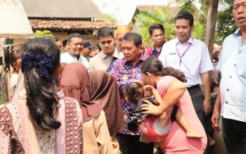 Maesyal Kunjungi Anak Penderita Kanker Mata di Kronjo
