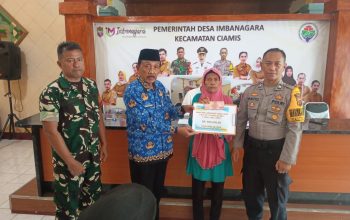 Polsek Ciamis Polres Ciamis Monitoring Penyaluran BLT DD Warga Imbanagara