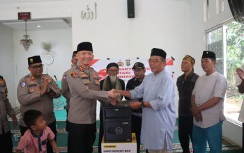 Bakti Religi Hari Bhayangkara Ke-79: Kapolres Tangsel Serahkan Safe Deposit Box ke Masjid Al-Hadi