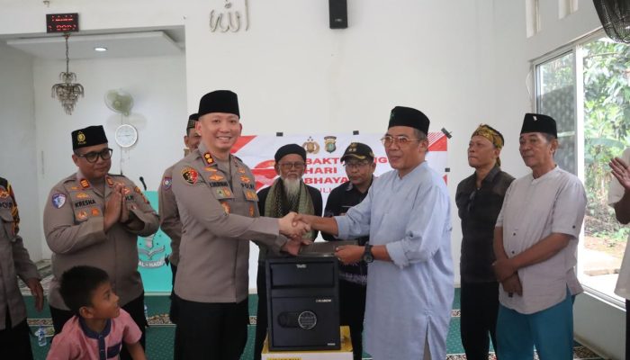 Bakti Religi Hari Bhayangkara Ke-79: Kapolres Tangsel Serahkan Safe Deposit Box ke Masjid Al-Hadi