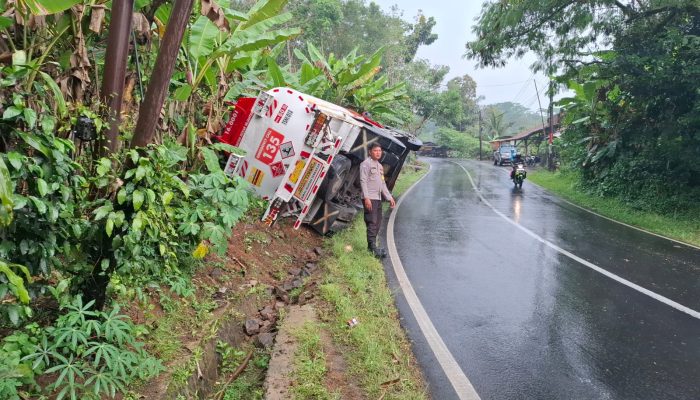 Jalan Licin Truk Muatan BBM Terperosok Ke Parit Jalan