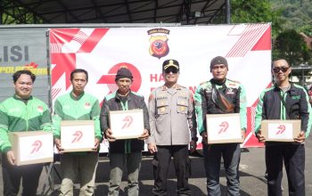 Jelang Hari Bhayangkara ke-79 Masyarakat Mendapat Bingkisan Paket Sembako dari Polres Banjar