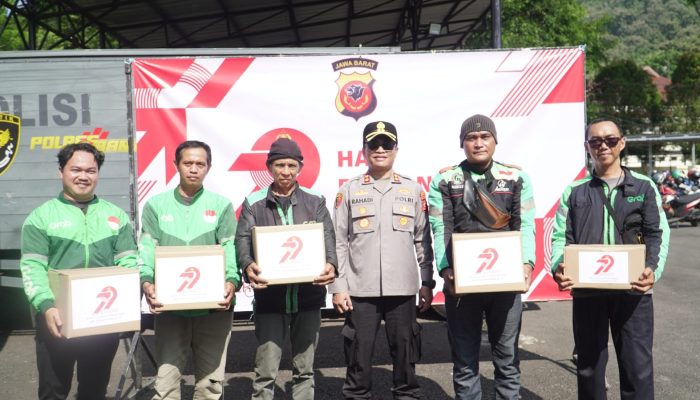 Jelang Hari Bhayangkara ke-79 Masyarakat Mendapat Bingkisan Paket Sembako dari Polres Banjar