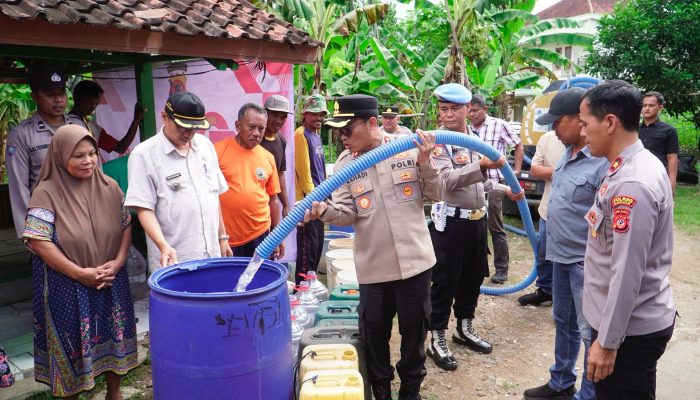Masyarakat Dilanda Krisis Air, Polres Banjar Salurkan Air Bersih