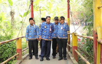 Bupati Maesyal Tinjau Kondisi Jembatan Baja Penghubung Dua Kabupaten