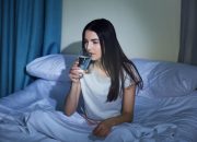 Benarkah Minum Air Sebelum Tidur Merusak Ginjal? Cek Faktanya