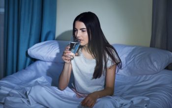 Benarkah Minum Air Sebelum Tidur Merusak Ginjal? Cek Faktanya