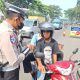 Gunakan HP Saat Berkendara, Belasan Orang Ditilang