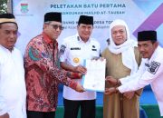 H Maesyal Bersama Abuya Entoh Letakkan Batu Pertama Pembangunan Masjid Agung At-Taubah
