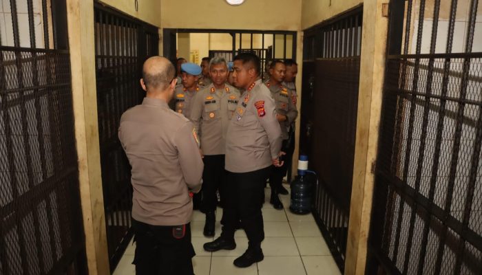Sidak Rutan, Kapolresta Tangerang Pastikan Tahanan Bisa Sholat 5 Waktu