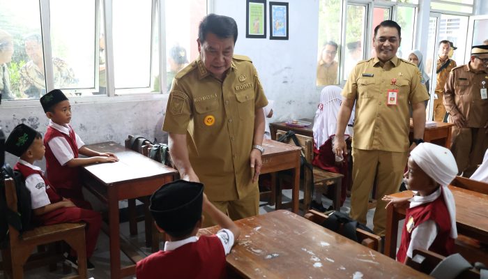 Bupati Maesyal Tinjau Hari Pertama Pelaksanaan Sekolah Gratis