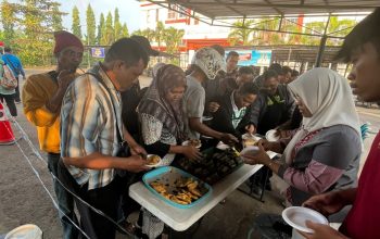 Program Jumat Berkah, UPTD Samsat Serang Bagikan Makanan dan Minuman Gratis Bagi Wajib Pajak