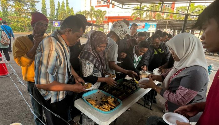Program Jumat Berkah, UPTD Samsat Serang Bagikan Makanan dan Minuman Gratis Bagi Wajib Pajak