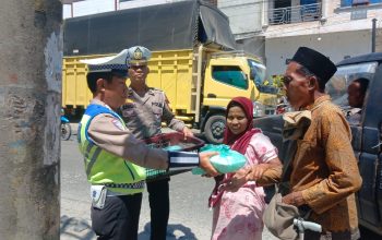Satlantas Polres Sergai Bagikan Nasi Kotak Gratis Bagi Pengemudi Betor dan Pedagang