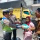 Satlantas Polres Sergai Bagikan Nasi Kotak Gratis Bagi Pengemudi Betor dan Pedagang