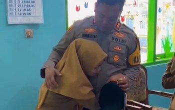 Tangis Haru Guru TK di Ciamis Dapat Hadiah Umroh dari Kapolres!