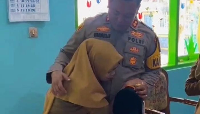 Tangis Haru Guru TK di Ciamis Dapat Hadiah Umroh dari Kapolres!