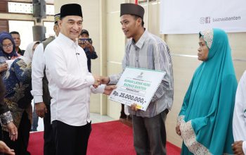 Wagub Banten A Dimyati Natakusumah Salurkan Bantuan RLHB dan Biaya Pendidikan BAZNAS Provinsi Banten