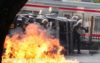 FOTO: Polisi Terlibat Bentrok dengan Masa Aksi di DPR