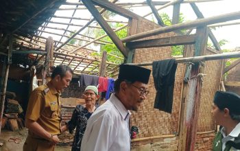 Bantu Warga, Camat Kemeri Cek Kondisi Rumah Lansia